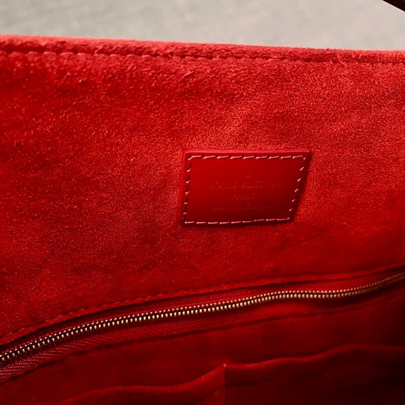 Louis Vuitton Caissa Hobo in Damier Ebene & Red - Picture 5 of 10